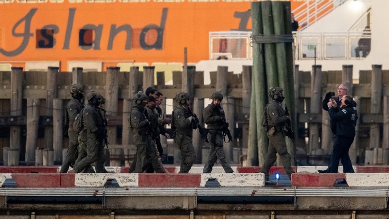 Mantan Presiden Venezuela, Nicolas Maduro, akan menghadapi dakwaan terkait tuduhan narkoba. Maduro digiring menuju ke pengadilan New York, Amerika Serikat (AS), Senin (5/1/2026). (REUTERS/Adam Gray)