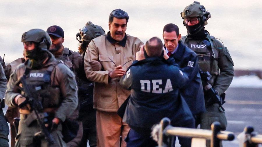 Mantan Presiden Venezuela, Nicolas Maduro, akan menghadapi dakwaan terkait tuduhan narkoba. Maduro digiring menuju ke pengadilan New York, Amerika Serikat (AS), Senin (5/1/2026). (REUTERS/Eduardo Munoz)