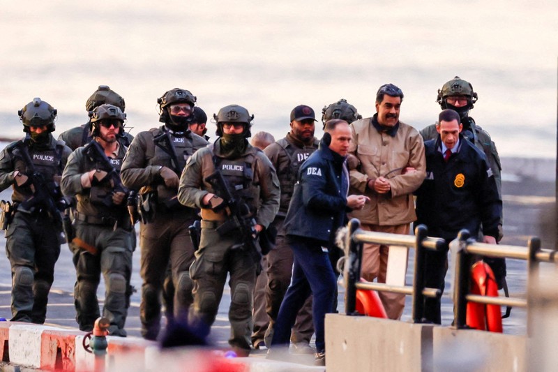 Mantan Presiden Venezuela, Nicolas Maduro, akan menghadapi dakwaan terkait tuduhan narkoba. Maduro digiring menuju ke pengadilan New York, Amerika Serikat (AS), Senin (5/1/2026). (REUTERS/Adam Gray)