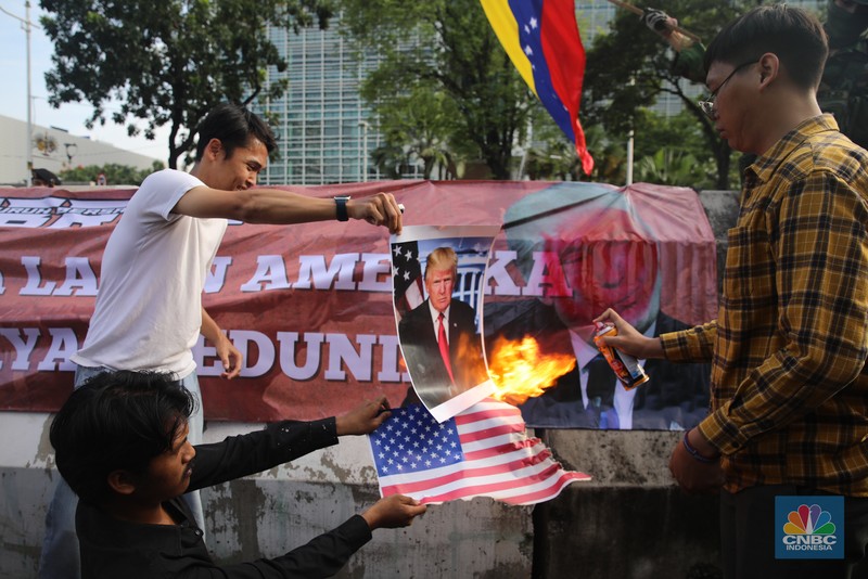 Massa aksi solidaritas untuk Venezuela melakukan demonstrasi di depan Kedubes Amerika Serikat (AS), Jalan Medan Merdeka Selatan, Jakarta, Selasa (6/1/2025). (CNBC Indonesia/Faisal Rahman)