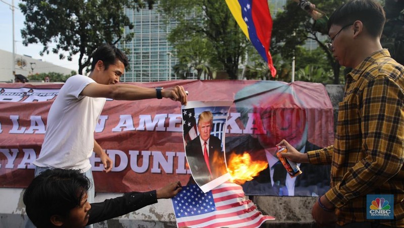Massa aksi solidaritas untuk Venezuela melakukan demonstrasi di depan Kedubes Amerika Serikat (AS), Jalan Medan Merdeka Selatan, Jakarta, Selasa (6/1/2025). (CNBC Indonesia/Faisal Rahman)