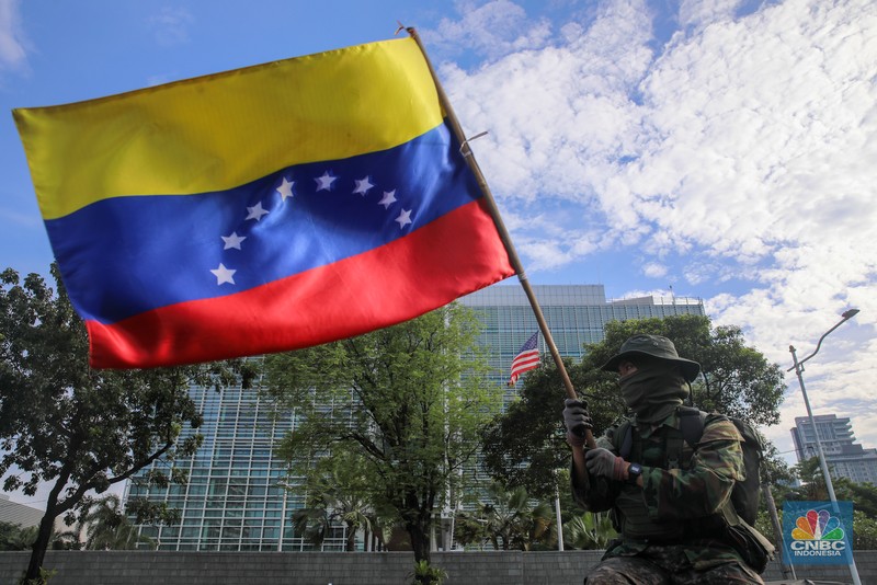 Massa aksi solidaritas untuk Venezuela melakukan demonstrasi di depan Kedubes Amerika Serikat (AS), Jalan Medan Merdeka Selatan, Jakarta, Selasa (6/1/2025). (CNBC Indonesia/Faisal Rahman)
