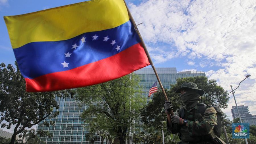 Massa aksi solidaritas untuk Venezuela melakukan demonstrasi di depan Kedubes Amerika Serikat (AS), Jalan Medan Merdeka Selatan, Jakarta, Selasa (6/1/2025). (CNBC Indonesia/Faisal Rahman)