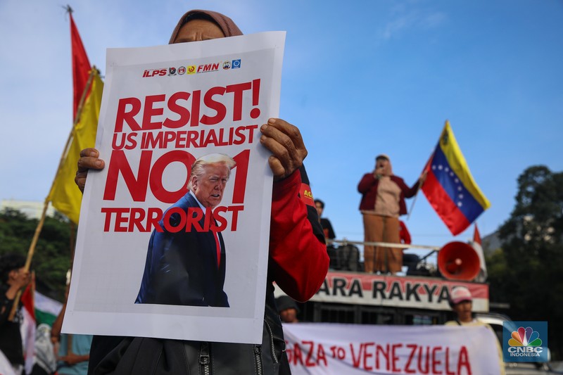 Massa aksi solidaritas untuk Venezuela melakukan demonstrasi di depan Kedubes Amerika Serikat (AS), Jalan Medan Merdeka Selatan, Jakarta, Selasa (6/1/2025). (CNBC Indonesia/Faisal Rahman)