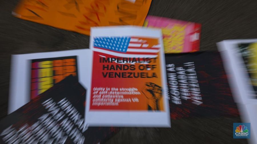 Massa aksi solidaritas untuk Venezuela melakukan demonstrasi di depan Kedubes Amerika Serikat (AS), Jalan Medan Merdeka Selatan, Jakarta, Selasa (6/1/2025). (CNBC Indonesia/Faisal Rahman)