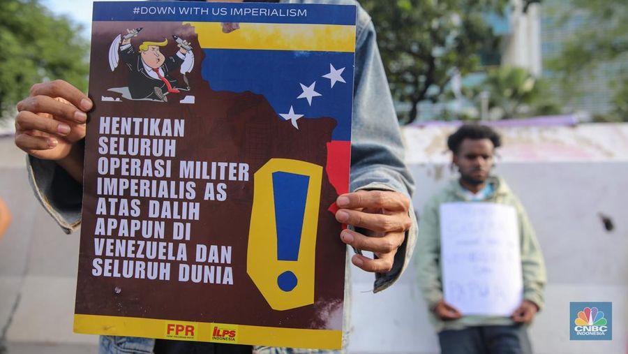 Massa aksi solidaritas untuk Venezuela melakukan demonstrasi di depan Kedubes Amerika Serikat (AS), Jalan Medan Merdeka Selatan, Jakarta, Selasa (6/1/2025). (CNBC Indonesia/Faisal Rahman)