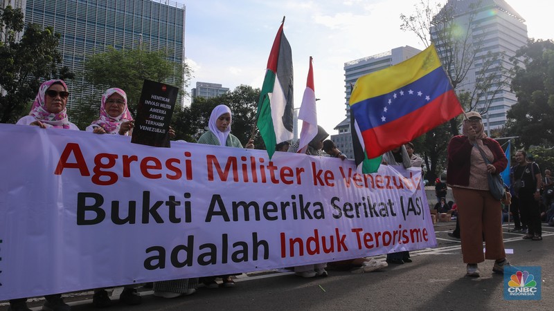 Massa aksi solidaritas untuk Venezuela melakukan demonstrasi di depan Kedubes Amerika Serikat (AS), Jalan Medan Merdeka Selatan, Jakarta, Selasa (6/1/2025). (CNBC Indonesia/Faisal Rahman)