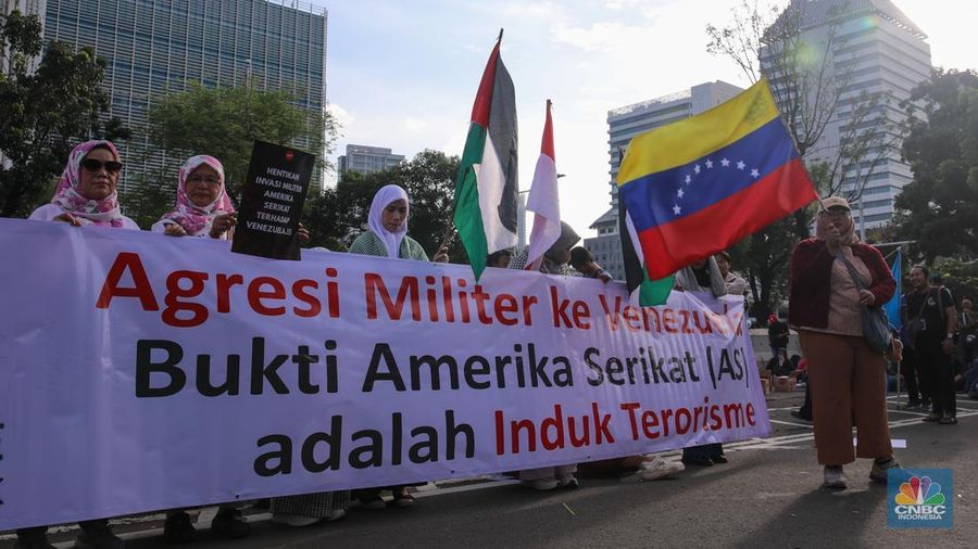 Massa aksi solidaritas untuk Venezuela melakukan demonstrasi di depan Kedubes Amerika Serikat (AS), Jalan Medan Merdeka Selatan, Jakarta, Selasa (6/1/2025). (CNBC Indonesia/Faisal Rahman)