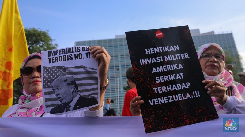 Massa aksi solidaritas untuk Venezuela melakukan demonstrasi di depan Kedubes Amerika Serikat (AS), Jalan Medan Merdeka Selatan, Jakarta, Selasa (6/1/2025). (CNBC Indonesia/Faisal Rahman)