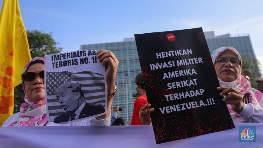 Massa aksi solidaritas untuk Venezuela melakukan demonstrasi di depan Kedubes Amerika Serikat (AS), Jalan Medan Merdeka Selatan, Jakarta, Selasa (6/1/2025). (CNBC Indonesia/Faisal Rahman)
