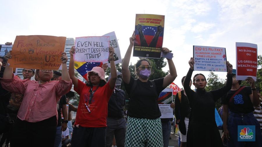 Massa aksi solidaritas untuk Venezuela melakukan demonstrasi di depan Kedubes Amerika Serikat (AS), Jalan Medan Merdeka Selatan, Jakarta, Selasa (6/1/2025). (CNBC Indonesia/Faisal Rahman)