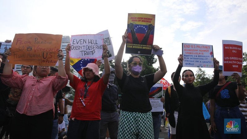 Massa aksi solidaritas untuk Venezuela melakukan demonstrasi di depan Kedubes Amerika Serikat (AS), Jalan Medan Merdeka Selatan, Jakarta, Selasa (6/1/2025). (CNBC Indonesia/Faisal Rahman)