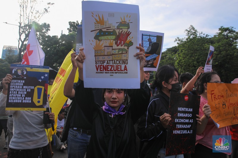 Massa aksi solidaritas untuk Venezuela melakukan demonstrasi di depan Kedubes Amerika Serikat (AS), Jalan Medan Merdeka Selatan, Jakarta, Selasa (6/1/2025). (CNBC Indonesia/Faisal Rahman)