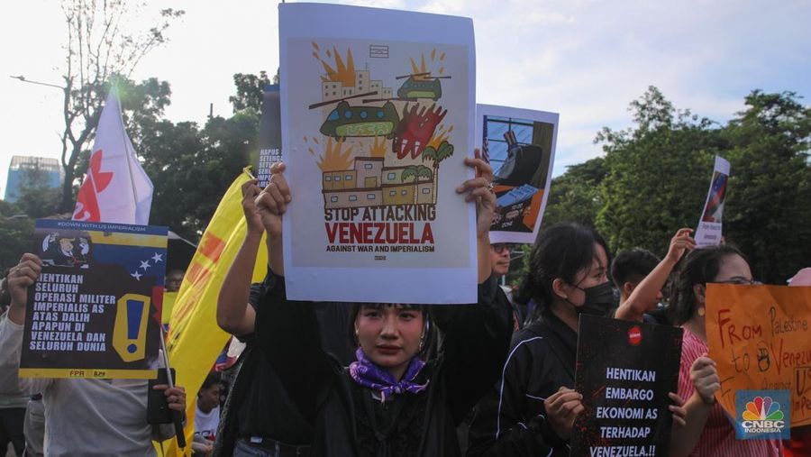 Massa aksi solidaritas untuk Venezuela melakukan demonstrasi di depan Kedubes Amerika Serikat (AS), Jalan Medan Merdeka Selatan, Jakarta, Selasa (6/1/2025). (CNBC Indonesia/Faisal Rahman)