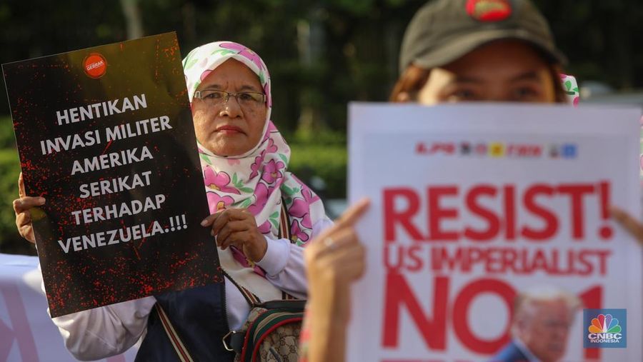 Massa aksi solidaritas untuk Venezuela melakukan demonstrasi di depan Kedubes Amerika Serikat (AS), Jalan Medan Merdeka Selatan, Jakarta, Selasa (6/1/2025). (CNBC Indonesia/Faisal Rahman)