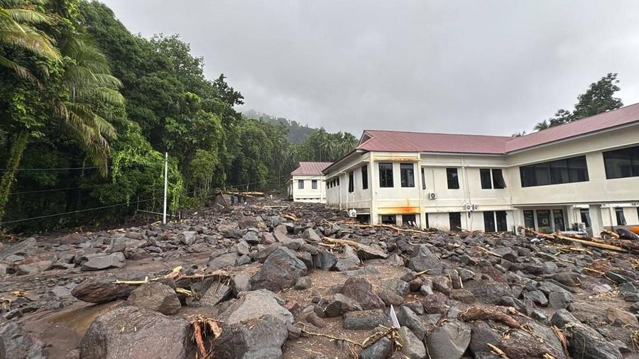 Tim pencarian dan pertolongan gabungan bersama warga melakukan evakuasi pada korban terdampak banjir bandang di Kabupaten Kepualauan Sitaro pada Senin (5/1/2026). (Dok. BPBD Kabupaten Kepulauan Sitaro)