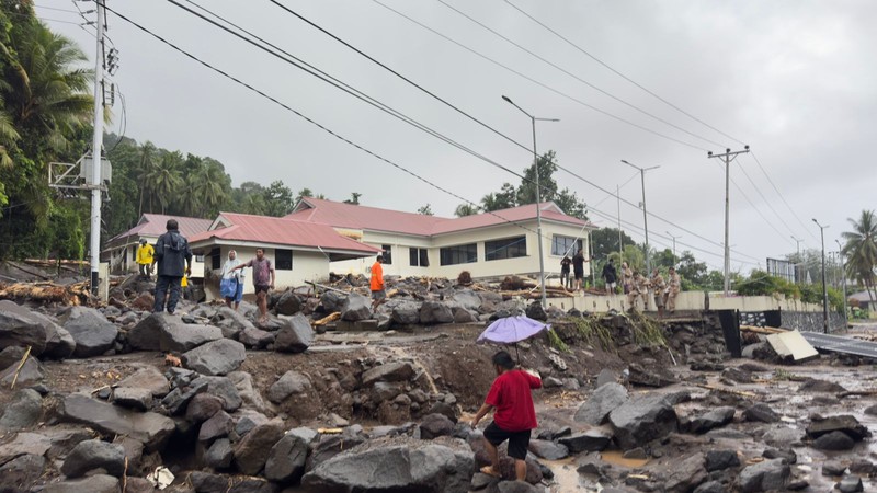 Tim pencarian dan pertolongan gabungan bersama warga melakukan evakuasi pada korban terdampak banjir bandang di Kabupaten Kepualauan Sitaro pada Senin (5/1/2026). (Dok. BPBD Kabupaten Kepulauan Sitaro)