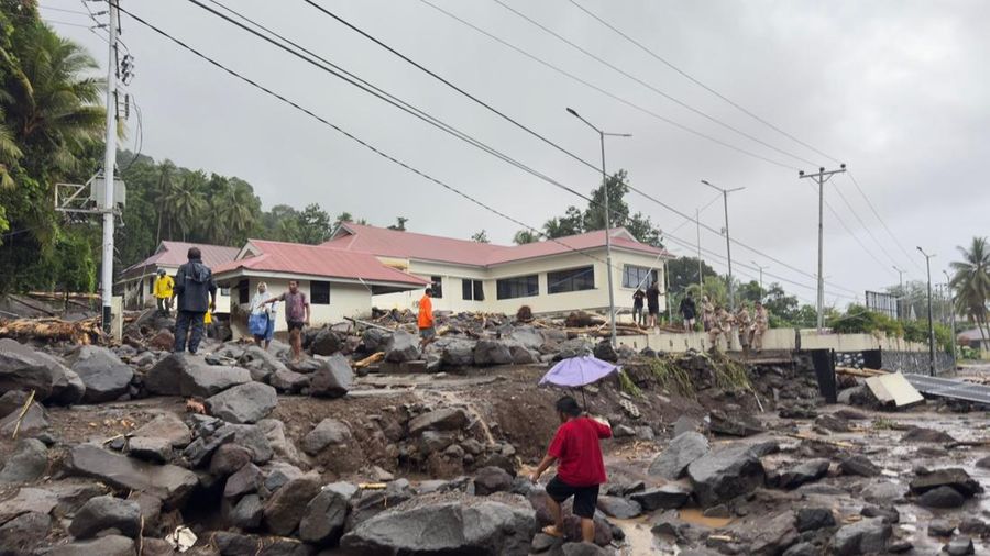 Tim pencarian dan pertolongan gabungan bersama warga melakukan evakuasi pada korban terdampak banjir bandang di Kabupaten Kepualauan Sitaro pada Senin (5/1/2026). (Dok. BPBD Kabupaten Kepulauan Sitaro)