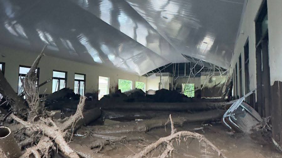 Tim pencarian dan pertolongan gabungan bersama warga melakukan evakuasi pada korban terdampak banjir bandang di Kabupaten Kepualauan Sitaro pada Senin (5/1/2026). (Dok. BPBD Kabupaten Kepulauan Sitaro)