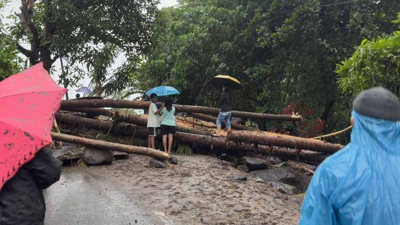 Tim pencarian dan pertolongan gabungan bersama warga melakukan evakuasi pada korban terdampak banjir bandang di Kabupaten Kepualauan Sitaro pada Senin (5/1/2026). (Dok. BPBD Kabupaten Kepulauan Sitaro)