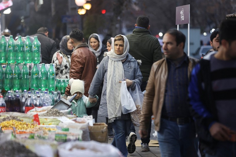 Orang-orang berjalan di jalanan, saat protes meletus atas anjloknya nilai mata uang, di Teheran, Iran, 5 Januari 2026. (Majid Asgaripour/WANA (West Asia News Agency) via REUTERS)