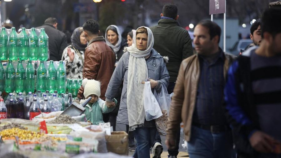 Orang-orang berjalan di jalanan, saat protes meletus atas anjloknya nilai mata uang, di Teheran, Iran, 5 Januari 2026. (Majid Asgaripour/WANA (West Asia News Agency) via REUTERS)