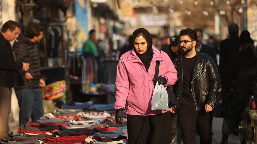 Orang-orang berjalan di jalanan, saat protes meletus atas anjloknya nilai mata uang, di Teheran, Iran, 5 Januari 2026. (Majid Asgaripour/WANA (West Asia News Agency) via REUTERS)