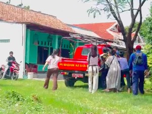 ABG 16 Tahun Ngamuk Ogah Disunat, Tim Damkar Turun Tangan