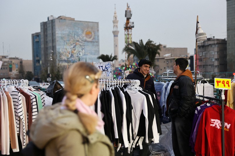 Orang-orang berjalan di jalanan, saat protes meletus atas anjloknya nilai mata uang, di Teheran, Iran, 5 Januari 2026. (Majid Asgaripour/WANA (West Asia News Agency) via REUTERS)
