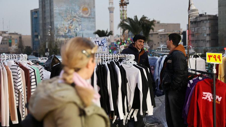 Orang-orang berjalan di jalanan, saat protes meletus atas anjloknya nilai mata uang, di Teheran, Iran, 5 Januari 2026. (Majid Asgaripour/WANA (West Asia News Agency) via REUTERS)