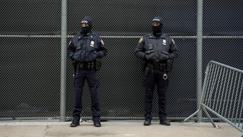 Mantan Presiden Venezuela, Nicolas Maduro, akan menghadapi dakwaan terkait tuduhan narkoba. Maduro digiring menuju ke pengadilan New York, Amerika Serikat (AS), Senin (5/1/2026). (REUTERS/Adam Gray)