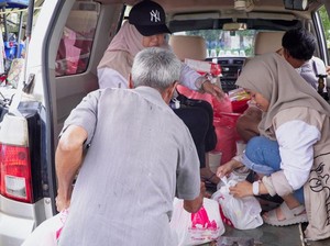 Legislator Gerindra Tinjau Banjir & Bagi-bagi Sembako buat Warga di Kalsel