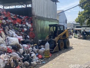 Dinas LHK Depok soal Tumpukan Sampah Tutupi Jalan: Nunggu Giliran Diangkut