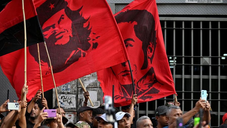 Pendukung Presiden Venezuela Nicolas Maduro menggelar demonstrasi di Caracas pada Senin (5/1/2025), menuntut pembebasan Maduro dan istrinya yang ditangkap oleh pasukan Amerika Serikat (AS) dan dibawa ke penjara di New York. (REUTERS/Maxwell Briceno)