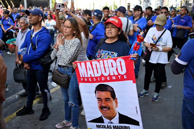 Pendukung Presiden Venezuela Nicolas Maduro menggelar demonstrasi di Caracas pada Senin (5/1/2025), menuntut pembebasan Maduro dan istrinya yang ditangkap oleh pasukan Amerika Serikat (AS) dan dibawa ke penjara di New York. (REUTERS/Maxwell Briceno)