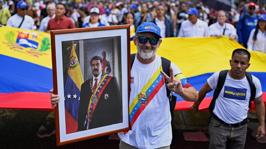 Pendukung Presiden Venezuela Nicolas Maduro menggelar demonstrasi di Caracas pada Senin (5/1/2025), menuntut pembebasan Maduro dan istrinya yang ditangkap oleh pasukan Amerika Serikat (AS) dan dibawa ke penjara di New York. (REUTERS/Maxwell Briceno)
