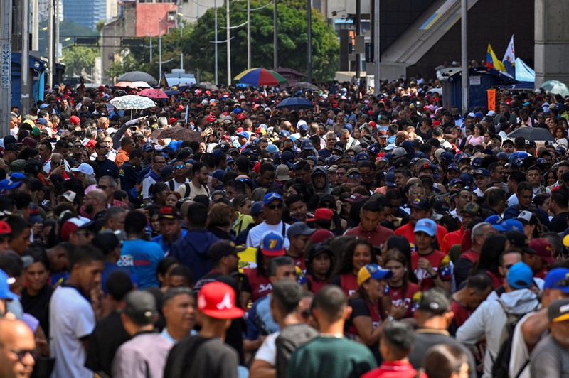 Pendukung Presiden Venezuela Nicolas Maduro menggelar demonstrasi di Caracas pada Senin (5/1/2025), menuntut pembebasan Maduro dan istrinya yang ditangkap oleh pasukan Amerika Serikat (AS) dan dibawa ke penjara di New York. (REUTERS/Maxwell Briceno)