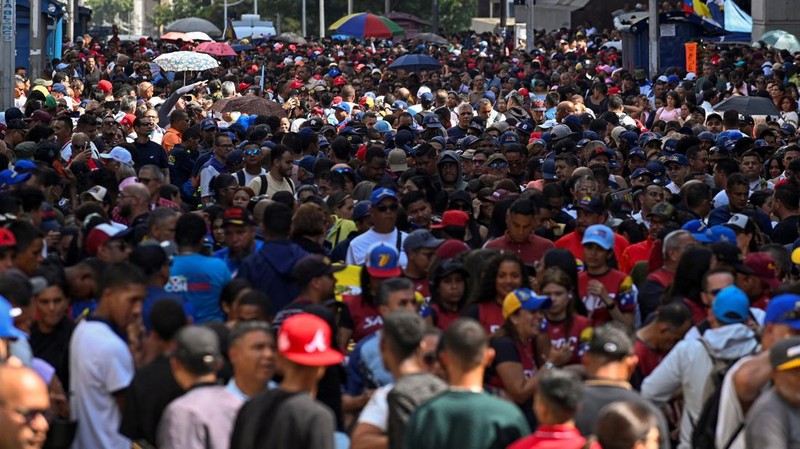 Pendukung Presiden Venezuela Nicolas Maduro menggelar demonstrasi di Caracas pada Senin (5/1/2025), menuntut pembebasan Maduro dan istrinya yang ditangkap oleh pasukan Amerika Serikat (AS) dan dibawa ke penjara di New York. (REUTERS/Maxwell Briceno)