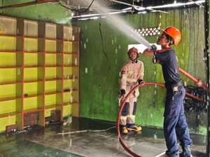 Lupa Matikan Kompor Saat Takar Bensin, Warung di Indramayu Terbakar