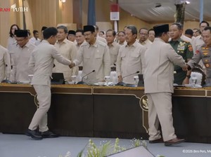Prabowo Gelar Retret Hambalang, Anggota Kabinet Kompak Kenakan Baju Safari