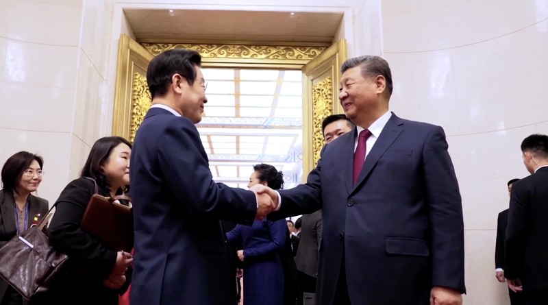 Presiden Korea Selatan Lee Jae Myung membagikan momen kebersamaannya dengan Presiden China Xi Jinping dengan mengunggah foto swafoto usai pertemuan puncak di Beijing pada Senin (5/1/2026). (Tangkapan Layar Video Reuters/)