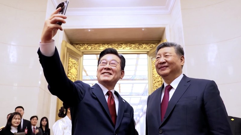 Presiden Korea Selatan Lee Jae Myung membagikan momen kebersamaannya dengan Presiden China Xi Jinping dengan mengunggah foto swafoto usai pertemuan puncak di Beijing pada Senin (5/1/2026). (Tangkapan Layar Video Reuters/)