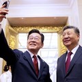 Momen Lee Jae Myung-Xi Jinping Selfie Pakai Hadiah 