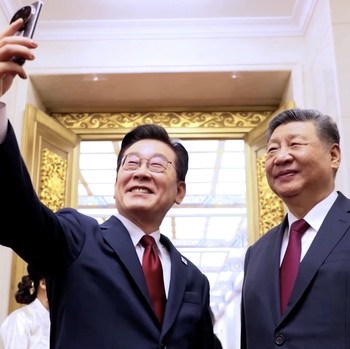 Momen Lee Jae Myung-Xi Jinping Selfie Pakai Hadiah 
