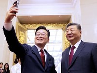 Momen Lee Jae Myung-Xi Jinping Selfie Pakai Hadiah 