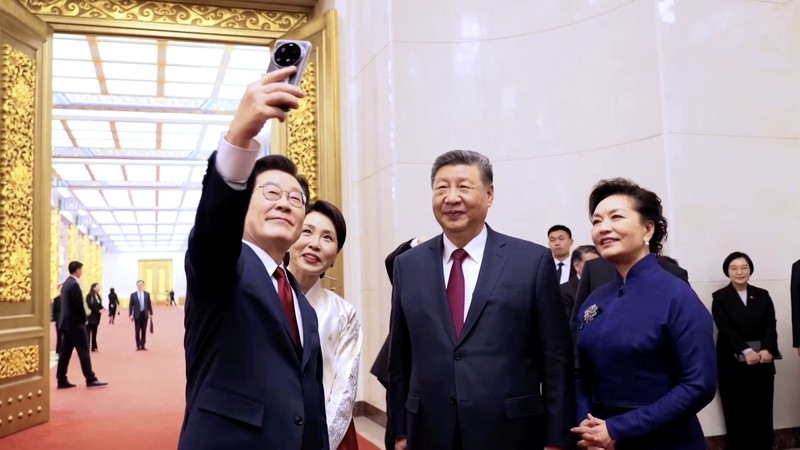 Presiden Korea Selatan Lee Jae Myung membagikan momen kebersamaannya dengan Presiden China Xi Jinping dengan mengunggah foto swafoto usai pertemuan puncak di Beijing pada Senin (5/1/2026). (Tangkapan Layar Video Reuters/)