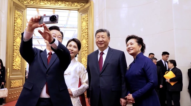 Mantan Mendikbudristek Nadiem Anwar Makarim saat menghadiri sidang pembacaan dakwaan di Pengadilan Tipikor, Jakarta, Senin (5/1/2026). (CNBC Indonesia/Faisal Rahman)