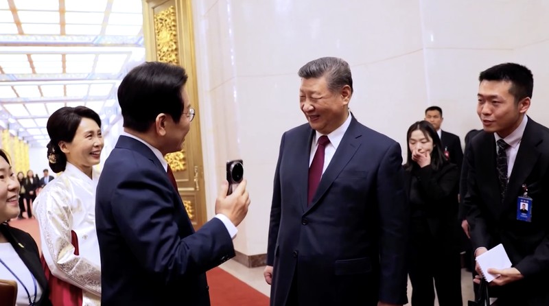Presiden Korea Selatan Lee Jae Myung membagikan momen kebersamaannya dengan Presiden China Xi Jinping dengan mengunggah foto swafoto usai pertemuan puncak di Beijing pada Senin (5/1/2026). (Tangkapan Layar Video Reuters/)