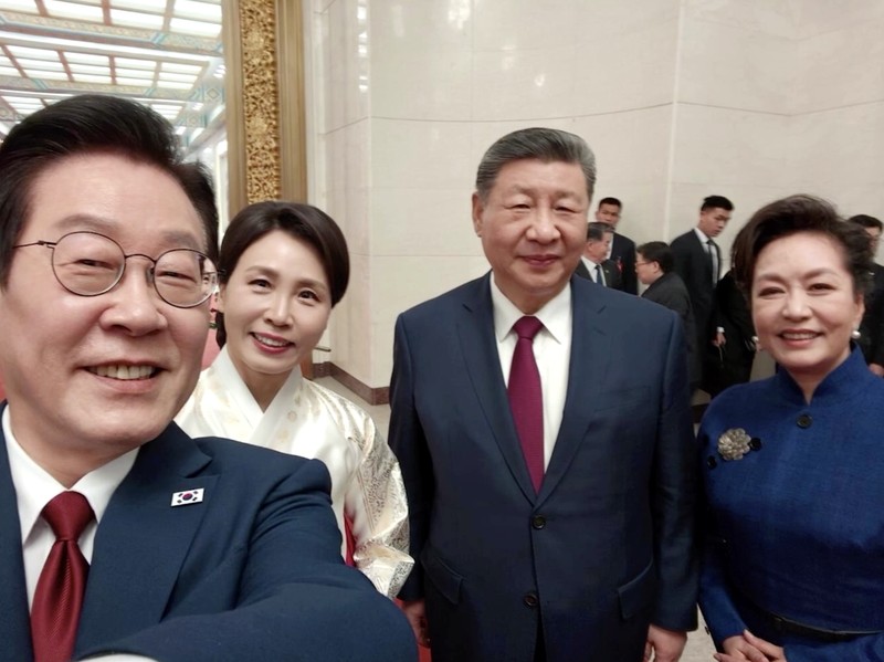 Presiden Korea Selatan Lee Jae Myung membagikan momen kebersamaannya dengan Presiden China Xi Jinping dengan mengunggah foto swafoto usai pertemuan puncak di Beijing pada Senin (5/1/2026). (Tangkapan Layar Video Reuters/)