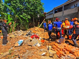 Momen Evakuasi 2 Buruh Bangunan di Palabuhanratu Terjepit Reruntuhan